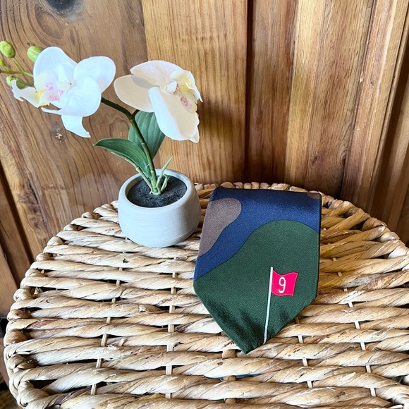 Vicky Davis 100% Silk Par 3 Golf Scene Golf Ball Tie - Picture 3 of 15